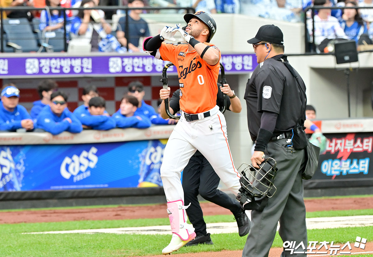 19일 오후 대전 한화생명 볼파크에서 열린 '2025 신한 SOL Bank KBO 포스트시즌' 삼성 라이온즈와 한화 이글스의 플레이오프 2차전 경기, 1회말 1사 한화 리베라토가 솔로 홈런을 날린 후 기뻐하고 있다. 대전, 김한준 기자