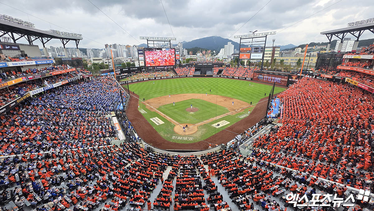 KBO는 19일 대전 한화생명 볼파크에서 열린 한화 이글스와 삼성 라이온즈의 2025 신한 SOL Bank KBO 포스트시즌 플레이오프 2차전이 매진됐다고 밝혔다. KBO 포스트시즌 매진 행진은 지난 2023년 11월 7일 서울 잠실야구장에서 열린 LG 트윈스와 KT 위즈와의 한국시리즈 1차전부터 시작됐다. 이날 2025 플레이오프 2차전까지 29경기 연속 매진 행렬을 이어가고 있다. 사진 김한준·박지영 기자