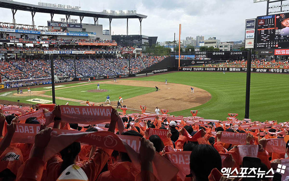 KBO는 19일 대전 한화생명 볼파크에서 열린 한화 이글스와 삼성 라이온즈의 2025 신한 SOL Bank KBO 포스트시즌 플레이오프 2차전이 매진됐다고 밝혔다. KBO 포스트시즌 매진 행진은 지난 2023년 11월 7일 서울 잠실야구장에서 열린 LG 트윈스와 KT 위즈와의 한국시리즈 1차전부터 시작됐다. 이날 2025 플레이오프 2차전까지 29경기 연속 매진 행렬을 이어가고 있다. 사진 김한준·박지영 기자