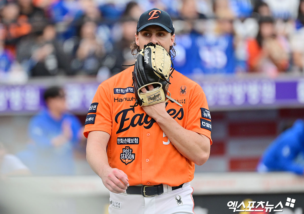 19일 오후 대전 한화생명 볼파크에서 열린 '2025 신한 SOL Bank KBO 포스트시즌' 삼성 라이온즈와 한화 이글스의 플레이오프 2차전 경기, 4회초 수비를 마친 한화 와이스가 더그아웃으로 향하고 있다. 엑스포츠뉴스 대전, 김한준 기자
