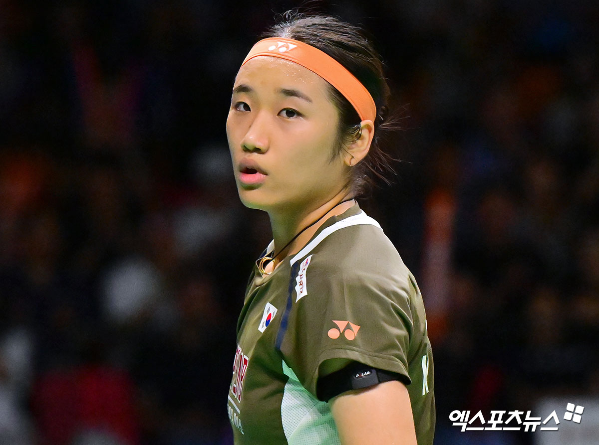 안세영은 24일(한국시간) 프랑스 렌 외곽도시 세송-세비네에서 열린 2025 세계배드민턴연맹(BWF) 월드 투어 프랑스 오픈(슈퍼 750)에서 8강전에서 중국의 가오팡제(세계 14위)를 게임스코어 2-1(17-21 21-11 )로 승리해 준결승에 진출했다. 이날 안세영은 1게임을 내줬지만 2게임부터 질식 수비로 상대의 체력을 떨어뜨리면서 역전에 성공했다. 8강을 통과한 안세영은 준결승에서 또 다른 중국 강자 천위페이(세계 5위)와 결승행 진출권을 두고 맞대결을 펼친다. 엑스포츠뉴스DB