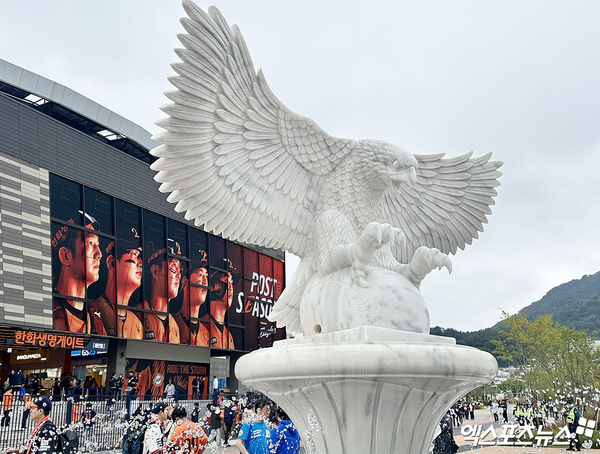 KBO는 19일 대전 한화생명 볼파크에서 열린 한화 이글스와 삼성 라이온즈의 2025 신한 SOL Bank KBO 포스트시즌 플레이오프 2차전이 매진됐다고 밝혔다. KBO 포스트시즌 매진 행진은 지난 2023년 11월 7일 서울 잠실야구장에서 열린 LG 트윈스와 KT 위즈와의 한국시리즈 1차전부터 시작됐다. 이날 2025 플레이오프 2차전까지 29경기 연속 매진 행렬을 이어가고 있다. 사진 김한준 기자