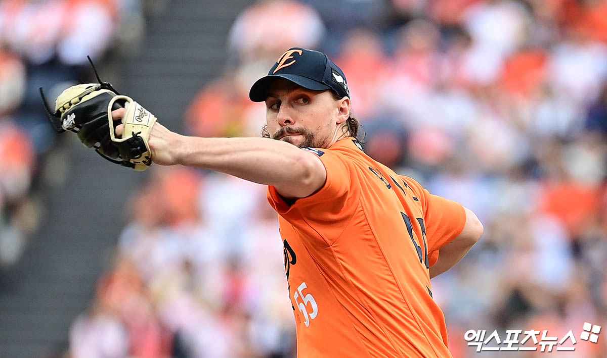한화 이글스 오른손 투수 라이언 와이스는 19일 대전 한화생명 볼파크에서 열린 2025 신한 SOL Bank KBO리그 포스트시즌 삼성 라이온즈와의 플레이오프 2차전에서 선발투수로 나서 피칭하고 있다. 와이스는 이날 4이닝 9피안타 2사사구 4탈삼진 5실점으로 부진했다. 대전=김한준·박지영 기자