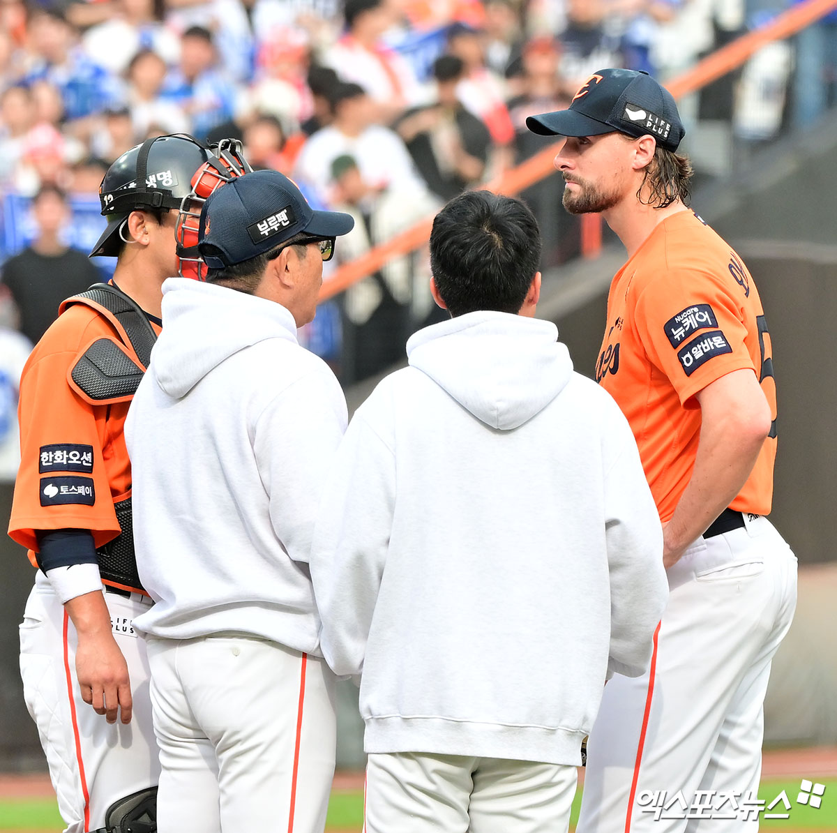 한화 이글스 오른손 투수 라이언 와이스는 19일 대전 한화생명 볼파크에서 열린 2025 신한 SOL Bank KBO리그 포스트시즌 삼성 라이온즈와의 플레이오프 2차전에서 선발투수로 나서 던지다가 양상문 투수코치와 마운드에서 의견을 나누고 있다. 와이스는 4이닝 9피안타 2사사구 4탈삼진 5실점으로 부진했다. 대전=김한준·박지영 기자