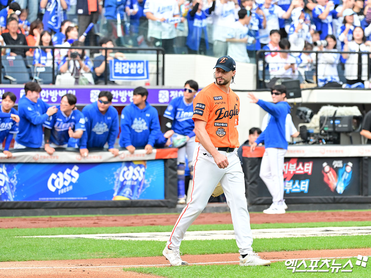 한화 이글스 오른손 투수 라이언 와이스는 19일 대전 한화생명 볼파크에서 열린 2025 신한 SOL Bank KBO리그 포스트시즌 삼성 라이온즈와의 플레이오프 2차전에서 선발투수로 나선 뒤 마운드로 걸어가고 있다. 대전=김한준·박지영 기자