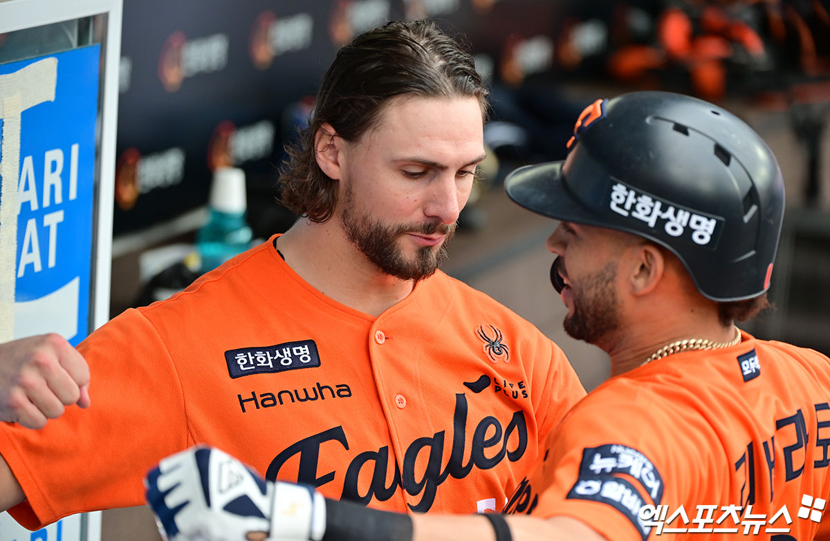 한화 이글스 오른손 투수 라이언 와이스는 19일 대전 한화생명 볼파크에서 열린 2025 신한 SOL Bank KBO리그 포스트시즌 삼성 라이온즈와의 플레이오프 2차전에서 선발투수로 나선 뒤 2회 루이스 리베라토의 솔로 홈런 때 함께 축하하고 있다. 와이스는 이날 4이닝 9피안타 2사사구 4탈삼진 5실점으로 부진했다. 대전=김한준·박지영 기자