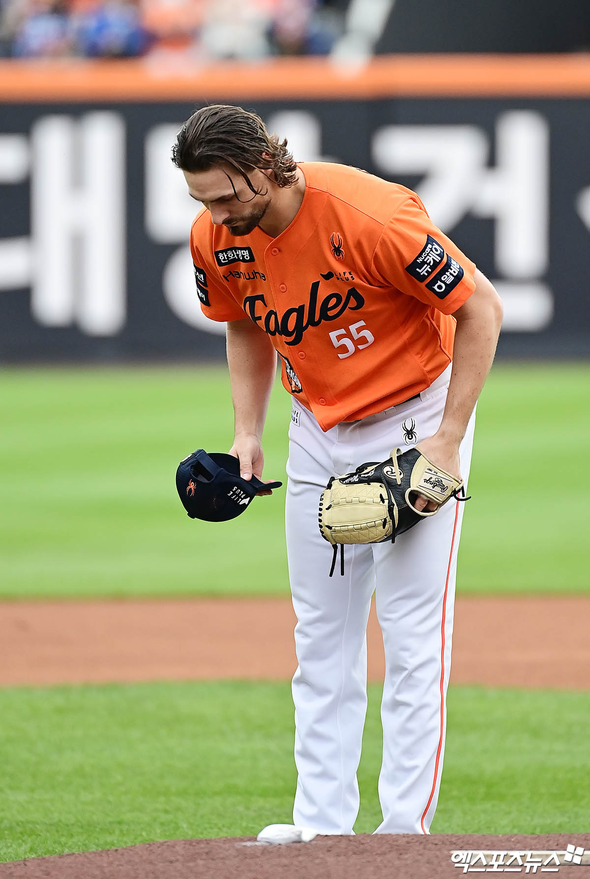한화 이글스 오른손 투수 라이언 와이스는 19일 대전 한화생명 볼파크에서 열린 2025 신한 SOL Bank KBO리그 포스트시즌 삼성 라이온즈와의 플레이오프 2차전에서 선발투수로 나선 뒤 경기 전 마운드에서 인사하고 있다. 와이스는 이날 4이닝 9피안타 2사사구 4탈삼진 5실점으로 부진했다. 대전=김한준·박지영 기자