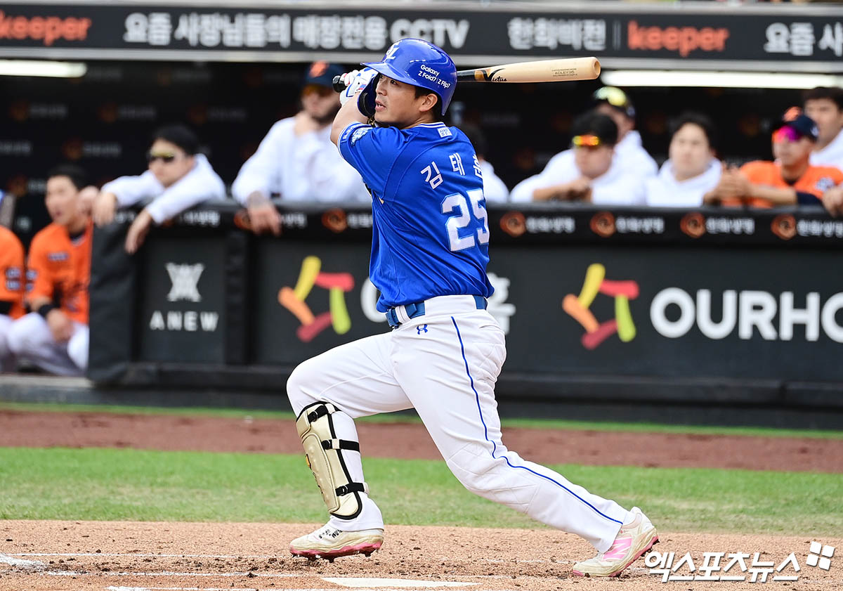 19일 오후 대전한화생명볼파크에서 열린 '2025 신한 SOL Bank KBO 포스트시즌' 삼성 라이온즈와 한화 이글스의 플레이오프 2차전 경기, 2회초 1사 1루 삼성 김태훈이 안타를 치고 있다. 엑스포츠뉴스 대전, 박지영 기자