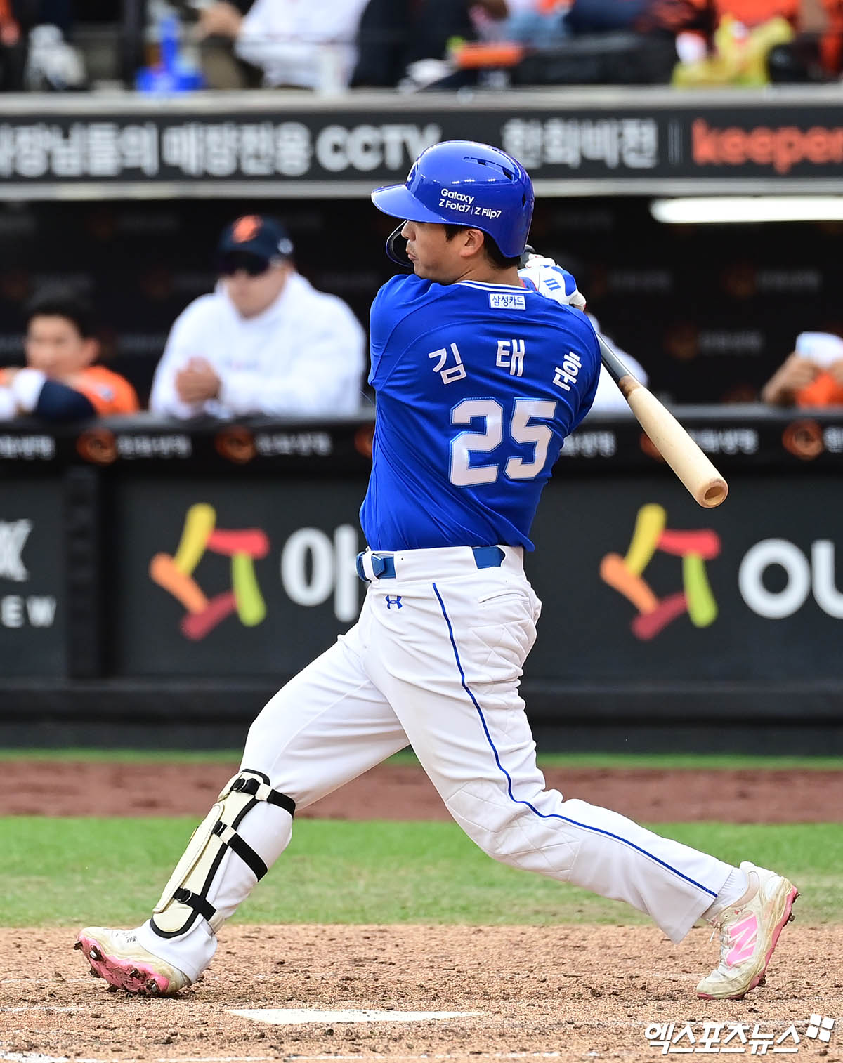 19일 오후 대전한화생명볼파크에서 열린 '2025 신한 SOL Bank KBO 포스트시즌' 삼성 라이온즈와 한화 이글스의 플레이오프 2차전 경기, 5회초 1사 1루 삼성 김태훈이 안타를 치고 있다. 엑스포츠뉴스 대전, 박지영 기자