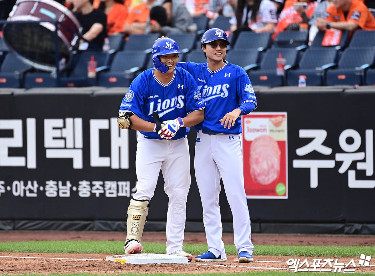 19일 오후 대전한화생명볼파크에서 열린 '2025 신한 SOL Bank KBO 포스트시즌' 삼성 라이온즈와 한화 이글스의 플레이오프 2차전 경기, 3회초 2사 1루 삼성 김태훈이 안타를 친 뒤 1루에서 정병곤 주루코치의 격려를 받고 있다. 엑스포츠뉴스 대전, 박지영 기자