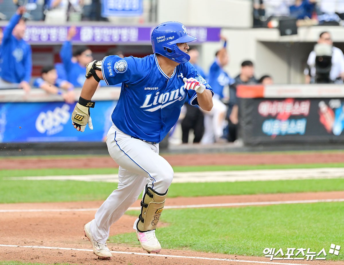 19일 오후 대전 한화생명 볼파크에서 열린 '2025 신한 SOL Bank KBO 포스트시즌' 삼성 라이온즈와 한화 이글스의 플레이오프 2차전 경기, 3회초 2사 1루 삼성 김태훈이 우중간 안타를 날리고 있다. 엑스포츠뉴스 대전, 김한준 기자