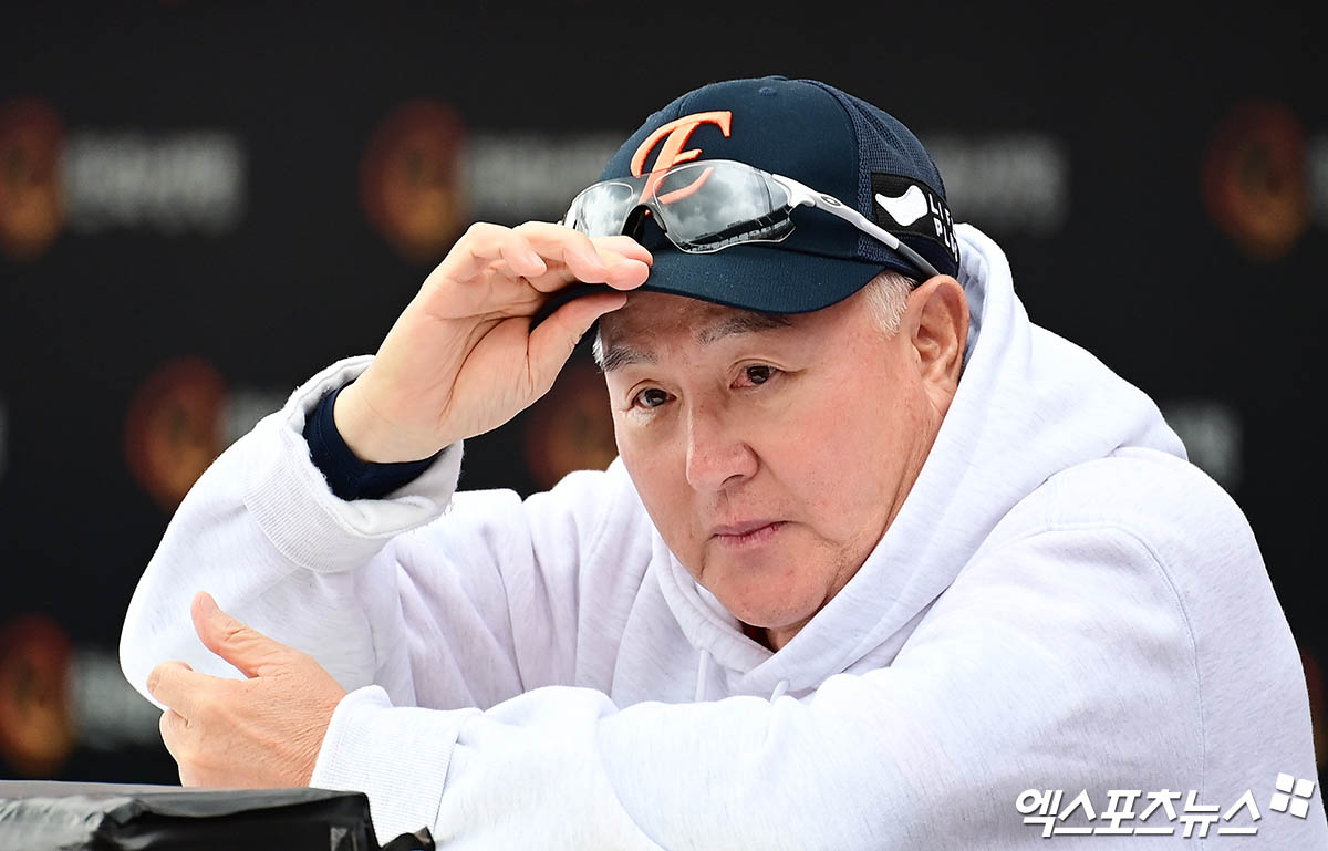 김경문 감독이 이끄는 한화 이글스가 19일 대전 한화생명 볼파크에서 열린 2025 신한 SOL Bank KBO 포스트시즌 플레이오프(5전 3선승제, 한화 1승) 2차전에서 삼성 라이온즈에 졌다. 사진 김한준·박지영 기자