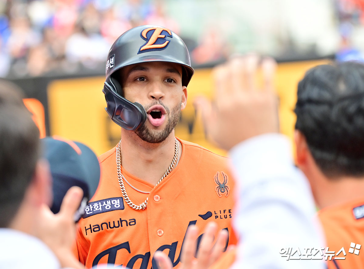 한화 이글스 외국인 타자 루이스 리베라토가 19일 대전 한화생명 볼파크에서 열린 2025 신한 SOL Bank KBO 포스트시즌 플레이오프(5전 3선승제, 한화 1승) 2차전에서 1회말 선제 솔로 홈런을 기록했다. 사진 김한준·박지영 기자