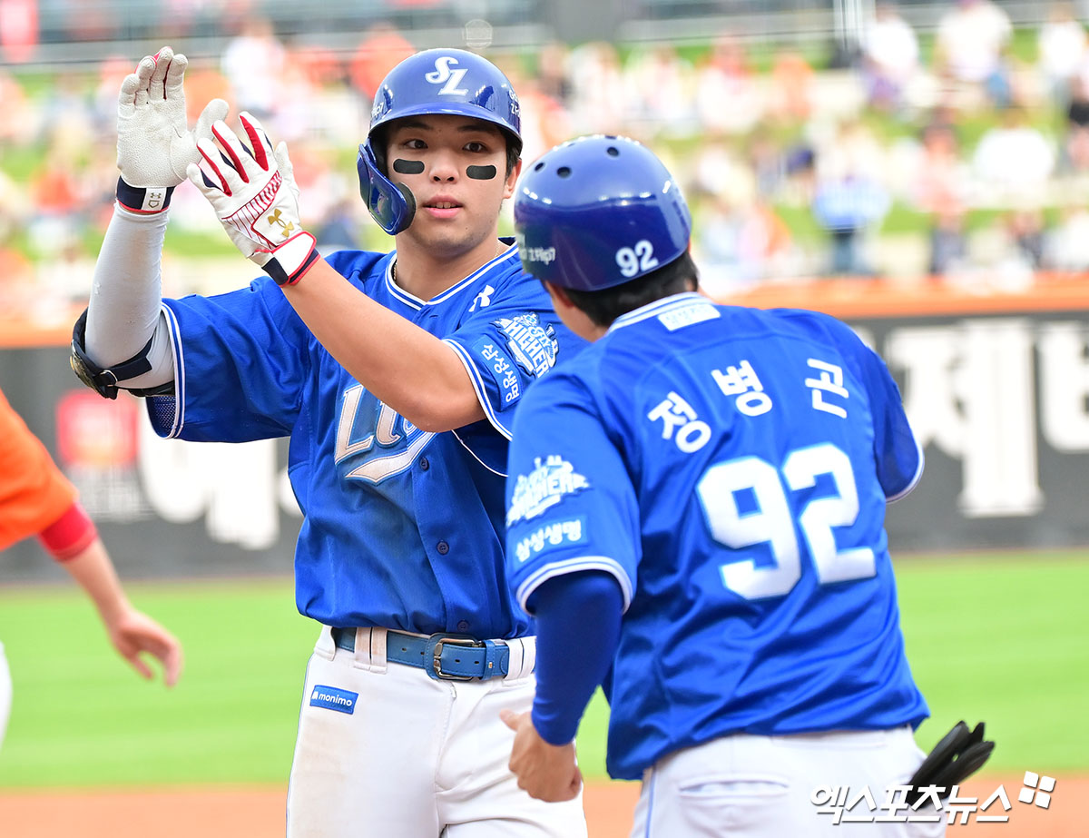 삼성 라이온즈 김영웅(왼쪽)이 19일 대전 한화생명 볼파크에서 열린 2025 신한 SOL Bank KBO 포스트시즌 플레이오프(5전 3선승제, 한화 1승) 2차전에서 3회초 한화 이글스 외국인 투수 라이언 와이스를 상대로 2타점 적시타를 기록했다. 사진 김한준·박지영 기자