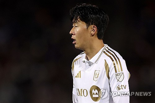 손흥민은 19일(한국시간) 미국 콜로라도주 커머스시티의 딕스 스포팅 굿즈 파크에서 열린 콜로라도 래피즈와의 2025 MLS 정규리그 34라운드 최종전에서 전반 42분 선제골을 터트리며 2-2 무승부에 일조했다. 경기 후 MLS은 연맹 공식 채널을 통해 손흥민의 선제골 장면을 게시하며 차원이 다른 선수라고 칭찬했다. 더불어 손흥민의 선제골로 LAFC는 누구보다 빠르게 MLS 정규시즌 통산 500호골을 달성했다. 연합뉴스