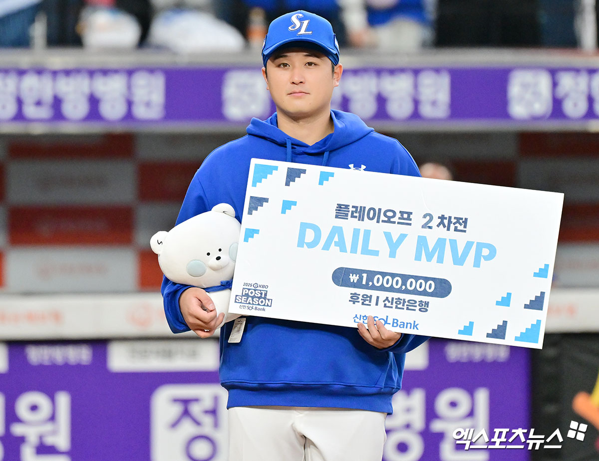 삼성 라이온즈 우완 최원태가 19일 대전 한화생명 볼파크에서 열린 한화와의 2025 신한 SOL Bank KBO 포스트시즌 플레이오프(5전 3선승제, 한화 1승) 2차전에 선발등판, 7이닝 1실점 호투로 데일리 MVP에 선정됐다. 사진 김한준, 박지영 기자