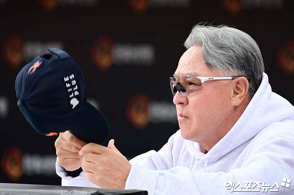 19일 오후 대전한화생명볼파크에서 열린 '2025 신한 SOL Bank KBO 포스트시즌' 삼성 라이온즈와 한화 이글스의 플레이오프 2차전 경기, 한화 김경문 가몯ㄱ이 더그아웃에서 경기를 지켜보고 있다. 대전, 박지영 기자