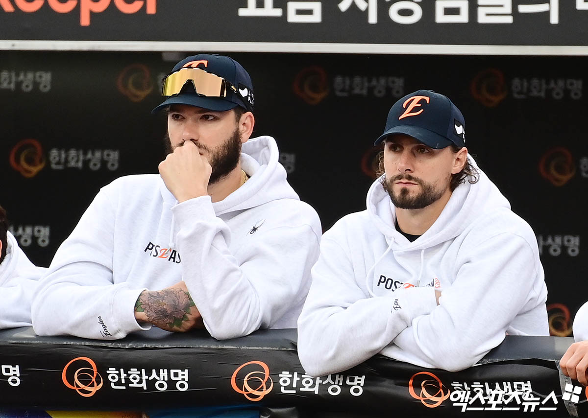 19일 오후 대전한화생명볼파크에서 열린 '2025 신한 SOL Bank KBO 포스트시즌' 삼성 라이온즈와 한화 이글스의 플레이오프 2차전 경기, 한화 폰세와 와이스가 더그아웃에서 경기를 지켜보고 있다. 대전, 박지영 기자