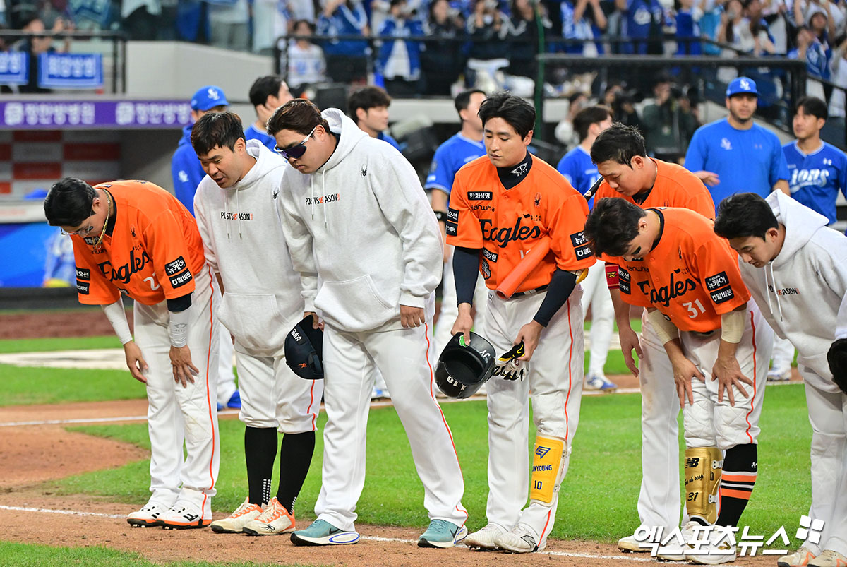 19일 오후 대전한화생명볼파크에서 열린 '2025 신한 SOL Bank KBO 포스트시즌' 삼성 라이온즈와 한화 이글스의 플레이오프 2차전 경기, 삼성이 선발투수 최원태의 7이닝 1실점 완벽투에 힘입어 한화에게 7:3의 스코어로 승리하며 시리즈 전적 1승1패로 균형을 맞췄다.  경기종료 후 한화 선수단이 인사를 하고 있다. 대전, 김한준 기자