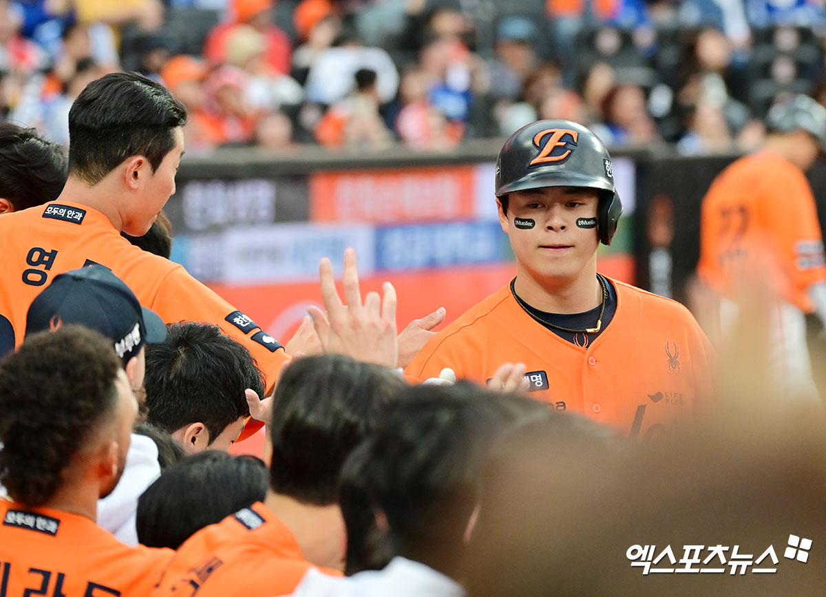 19일 오후 대전 한화생명 볼파크에서 열린 '2025 신한 SOL Bank KBO 포스트시즌' 삼성 라이온즈와 한화 이글스의 플레이오프 2차전 경기, 9회말 한화 노시환이 솔로 홈런을 날린 후 하이파이브를 하고 있다. 대전, 김한준 기자