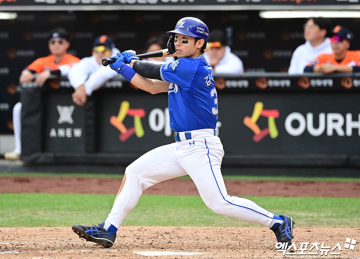 삼성 라이온즈 외야수 김성윤이 19일 대전 한화생명 볼파크에서 열린 한화 이글스와의 2025 신한 SOL Bank KBO 포스트시즌 플레이오프(5전 3선승제, 한화 1승) 2차전에서 멀티 히트로 팀 승리에 힘을 보탰다. 사진 김한준, 박지영 기자