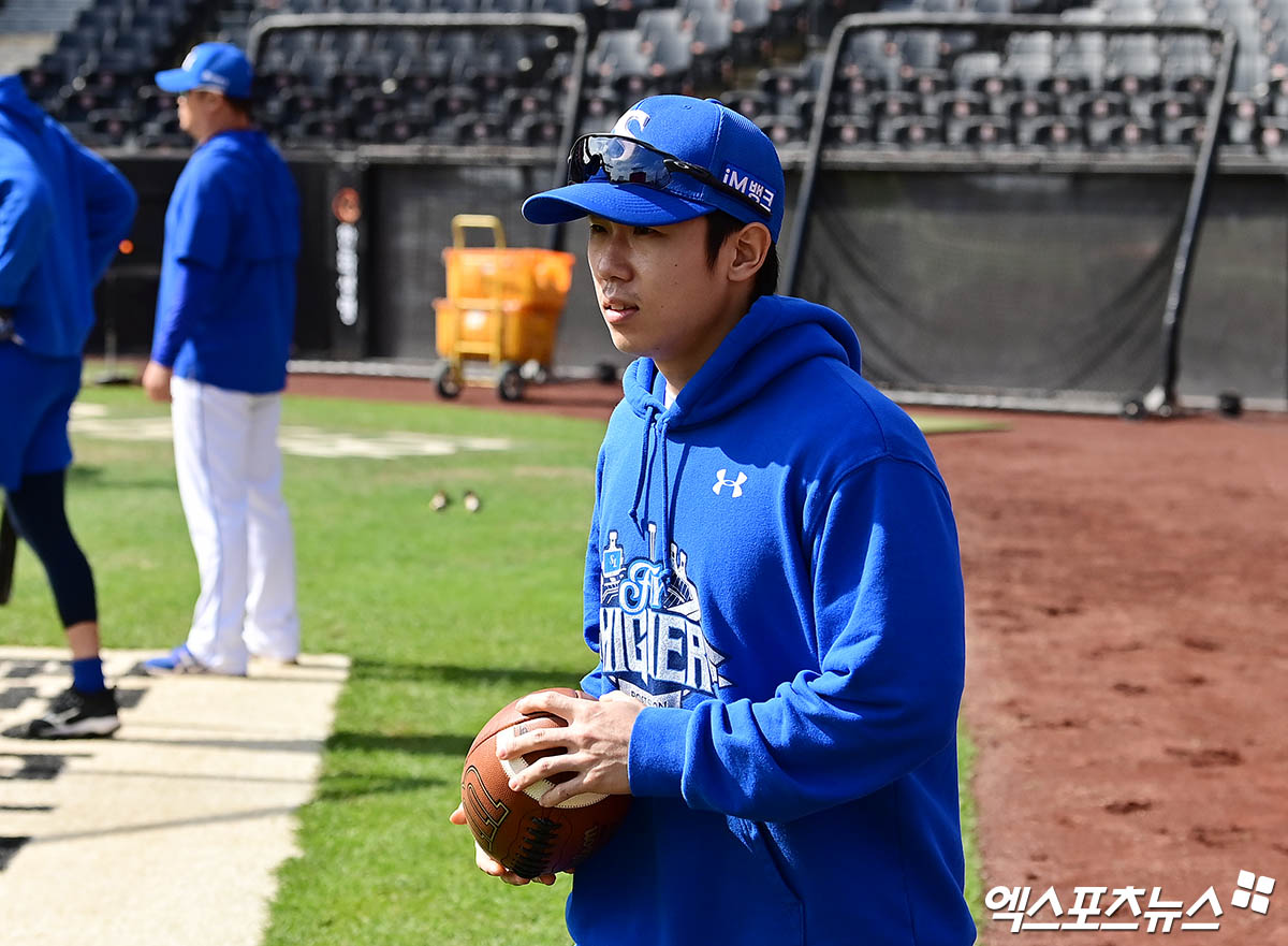 삼성 라이온즈 외야수 김성윤이 19일 대전 한화생명 볼파크에서 열린 한화 이글스와의 2025 신한 SOL Bank KBO 포스트시즌 플레이오프(5전 3선승제, 한화 1승) 2차전에서 멀티 히트로 팀 승리에 힘을 보탰다. 사진 김한준, 박지영 기자