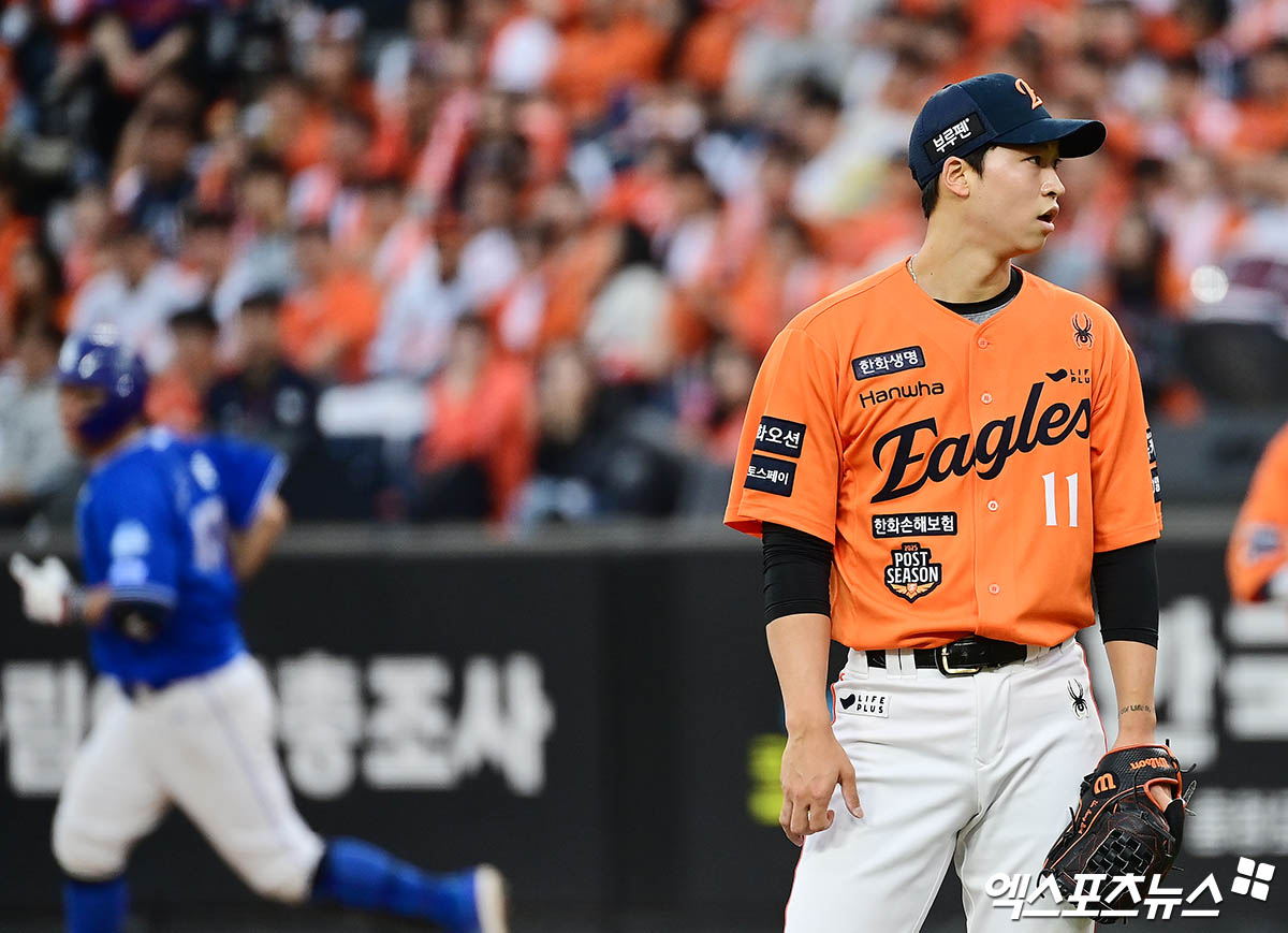 19일 오후 대전한화생명볼파크에서 열린 '2025 신한 SOL Bank KBO 포스트시즌' 삼성 라이온즈와 한화 이글스의 플레이오프 2차전 경기, 9회초 2사 1루 한화 투수 엄상백이 삼성 강민호에게 2점 홈런을 허용한 뒤 아쉬워하고 있다. 엑스포츠뉴스 대전, 박지영 기자