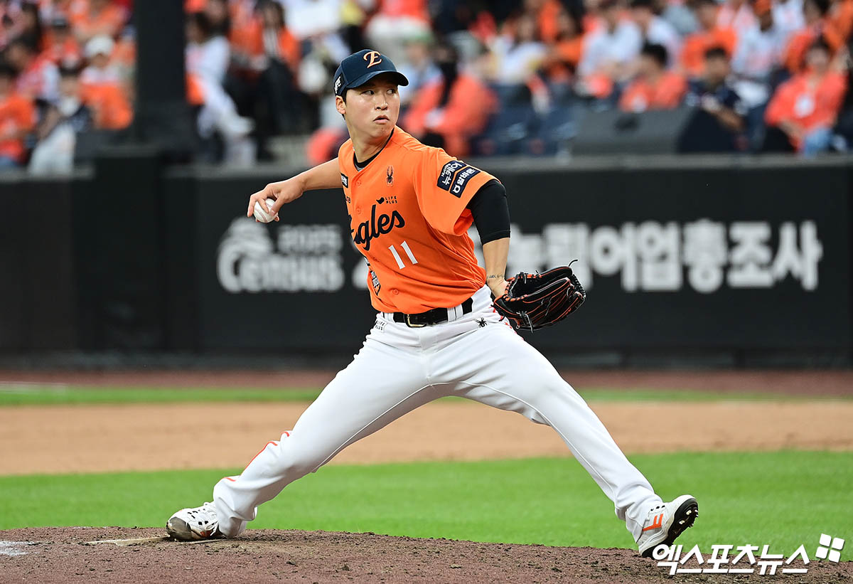 19일 오후 대전한화생명볼파크에서 열린 '2025 신한 SOL Bank KBO 포스트시즌' 삼성 라이온즈와 한화 이글스의 플레이오프 2차전 경기, 9회초 1사 한화 엄상백이 역투하고 있다. 엑스포츠뉴스 대전, 박지영 기자