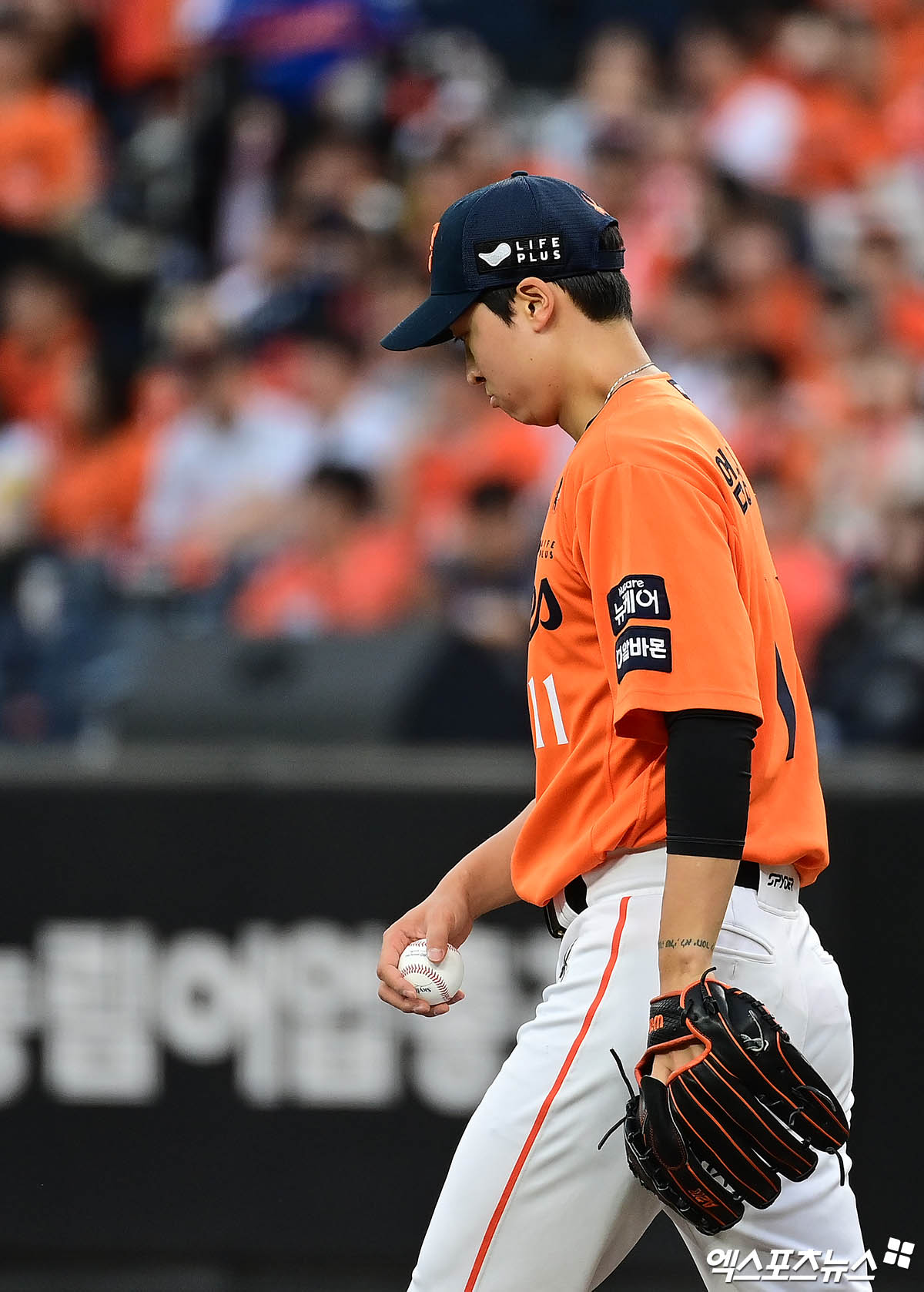 19일 오후 대전한화생명볼파크에서 열린 '2025 신한 SOL Bank KBO 포스트시즌' 삼성 라이온즈와 한화 이글스의 플레이오프 2차전 경기, 9회초 1사 한화 엄상백이 삼성 이재현에게 볼넷을 허용한 뒤 아쉬워하고 있다. 엑스포츠뉴스 대전, 박지영 기자