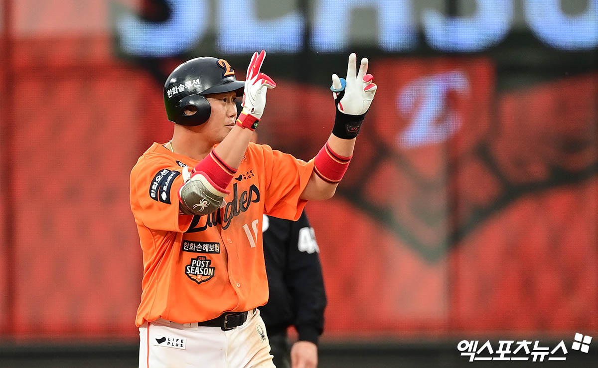 19일 오후 대전한화생명볼파크에서 열린 '2025 신한 SOL Bank KBO 포스트시즌' 삼성 라이온즈와 한화 이글스의 플레이오프 2차전 경기, 9회말 1사 한화 하주석이 2루타를 때려낸 뒤 세리머니를 하고 있다. 엑스포츠뉴스 대전, 박지영 기자