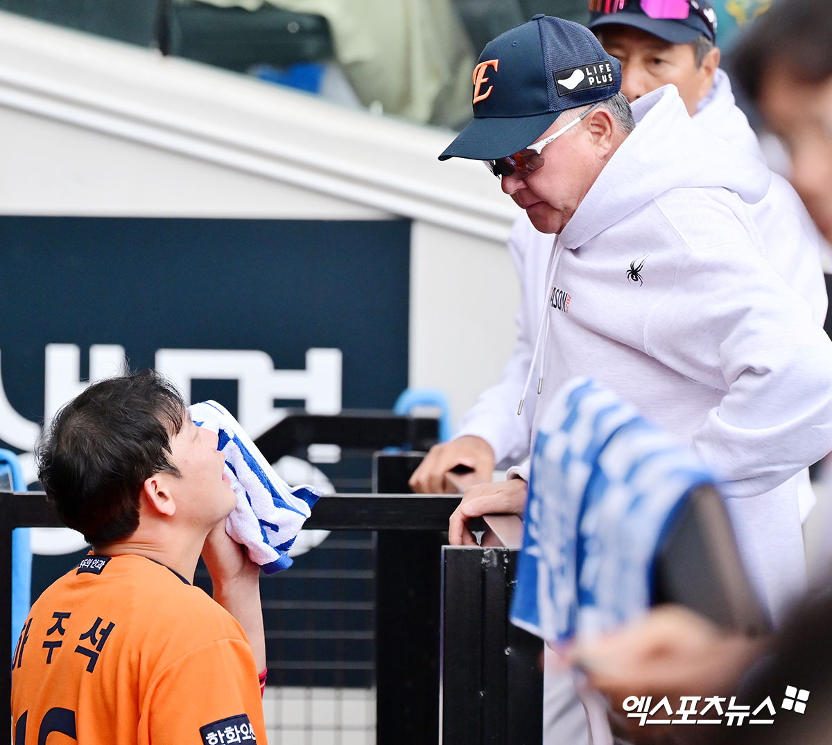 19일 오후 대전 한화생명 볼파크에서 열린 '2025 신한 SOL Bank KBO 포스트시즌' 삼성 라이온즈와 한화 이글스의 플레이오프 2차전 경기, 경기 전 한화 김경문 감독이 하주석과 대화를 나누고 있다. 엑스포츠뉴스 대전, 김한준 기자
