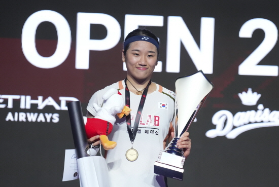 안세영은 19일 덴마크 오덴세에서 열린 세계배드민턴연맹(BWF) 월드투어 슈퍼 750 덴마크 오픈 여자단식 결승에서 왕즈이를 게임스코어 2-0로 제압하고 우승했다. 안세영은 올해 12차례 국제대회에 출전해 8차례 우승하면서 '배드민턴 여제' 면모를 확실히 굳혔다. 세계 2위 왕즈이를 상대로 올해 6전 6승의 압도적인 우위도 기록하게 됐다. 연합뉴스