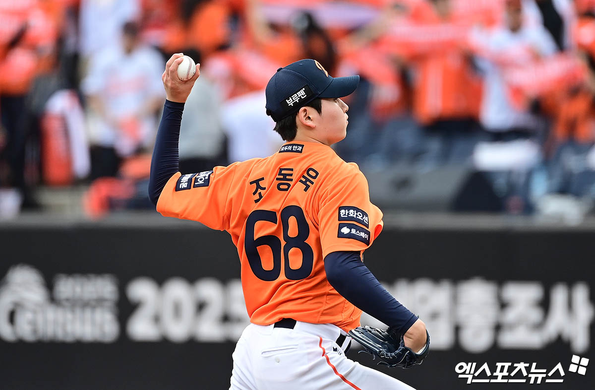 19일 오후 대전한화생명볼파크에서 열린 '2025 신한 SOL Bank KBO 포스트시즌' 삼성 라이온즈와 한화 이글스의 플레이오프 2차전 경기, 5회초 한화 조동욱이 역투하고 있다. 엑스포츠뉴스 대전, 박지영 기자