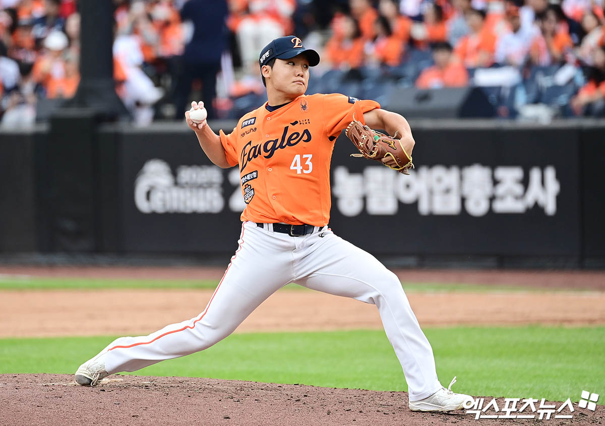 19일 오후 대전한화생명볼파크에서 열린 '2025 신한 SOL Bank KBO 포스트시즌' 삼성 라이온즈와 한화 이글스의 플레이오프 2차전 경기, 5회초 1사 1,3루 한화 정우주가 역투하고 있다. 엑스포츠뉴스 대전, 박지영 기자