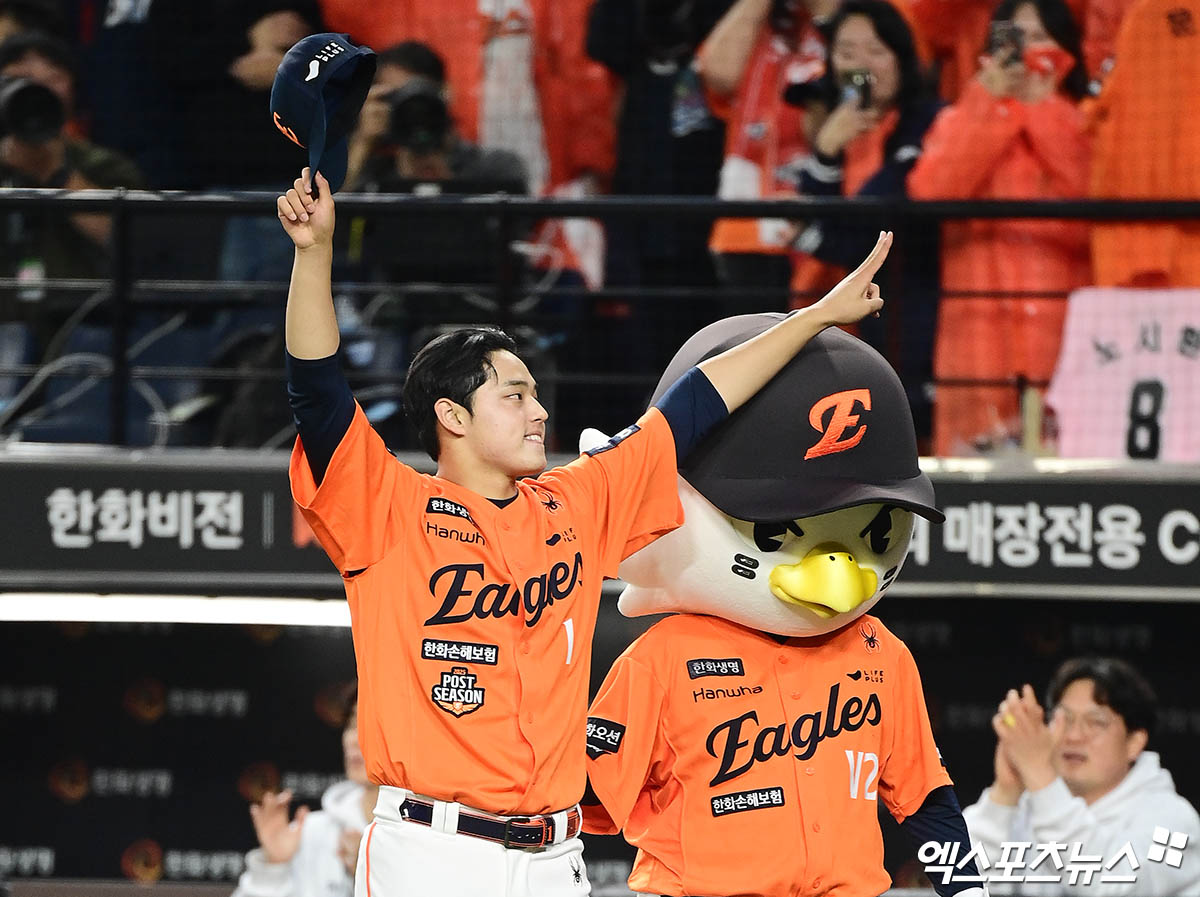 18일 오후 대전한화생명볼파크에서 열린 '2025 신한 SOL Bank KBO 포스트시즌' 삼성 라이온즈와 한화 이글스의 플레이오프 1차전 경기, 한화가 난타전 끝에 9:8의 스코어로 승리하며 한국시리즈 진출 76.5%의 확률을 잡았다.  경기 종료 후 한화 문동주가 PO 1차전 데일리 MVP에 선정되자 기뻐하며 그라운드로 나서고 있다. 엑스포츠뉴스 대전, 박지영 기자