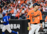 'ERA 0.87' 9월 대활약 허상이었나…'78억 FA' 엄상백, 끝내 '볼넷+피홈런' 약점 노출→가을의 벽 못 넘었다