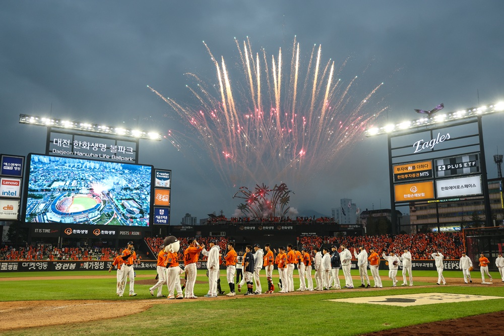 한화 이글스가 19일 대전 한화생명 볼파크에서 열린 2025 플레이오프 2차전 종료 후 구단주 김승연 한화그룹 회장의 뜻에 따라 불꽃놀이를 진행했다. 사진 한화 이글스