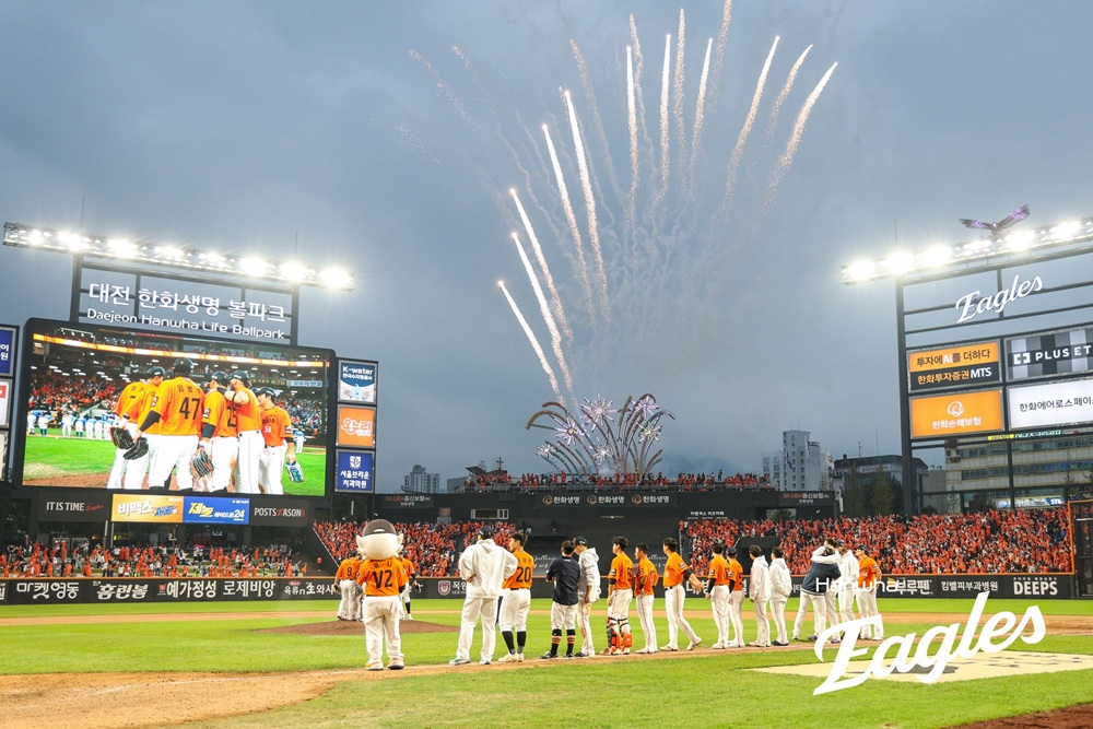 한화 이글스가 19일 대전 한화생명 볼파크에서 열린 2025 플레이오프 2차전 종료 후 구단주 김승연 한화그룹 회장의 뜻에 따라 불꽃놀이를 진행했다. 사진 한화 이글스