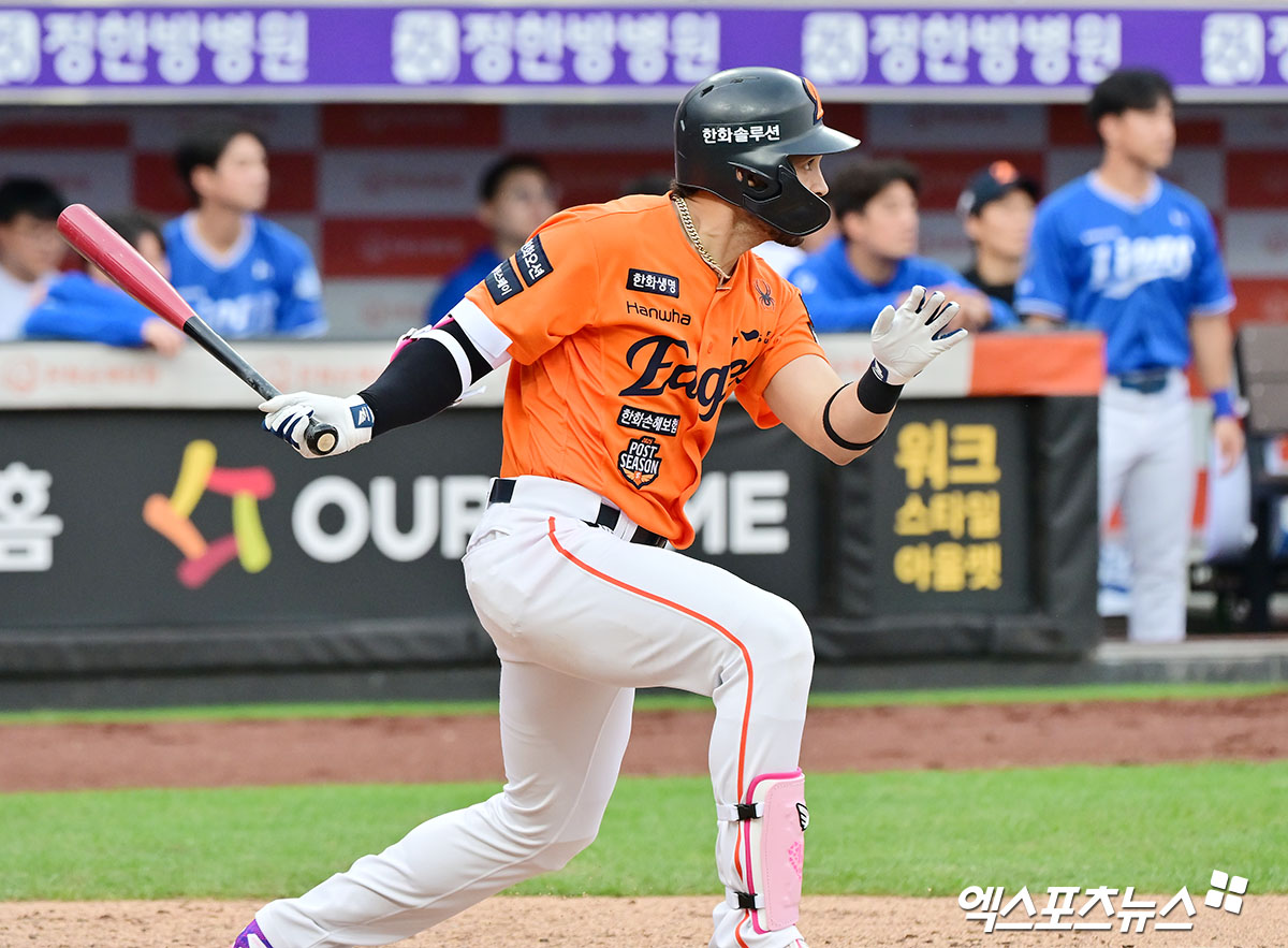 19일 오후 대전 한화생명 볼파크에서 열린 '2025 신한 SOL Bank KBO 포스트시즌' 삼성 라이온즈와 한화 이글스의 플레이오프 2차전 경기, 5회말 2사 한화 리베라토가 중전안타를 날리고 있다. 엑스포츠뉴스 DB