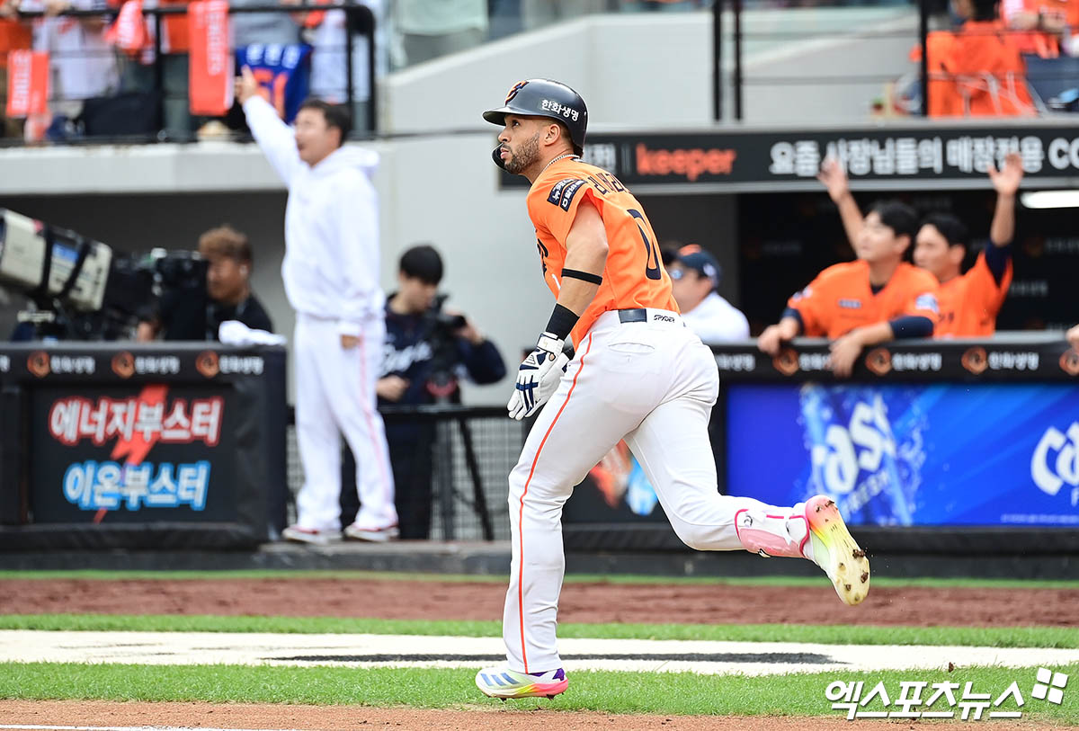 19일 오후 대전한화생명볼파크에서 열린 '2025 신한 SOL Bank KBO 포스트시즌' 삼성 라이온즈와 한화 이글스의 플레이오프 2차전 경기, 1회말 1사 한화 리베라토가 삼성 선발투수 최원태 상대로 선제 솔로 홈런을 때려낸 뒤 베이스를 돌고 있다. 엑스포츠뉴스 DB