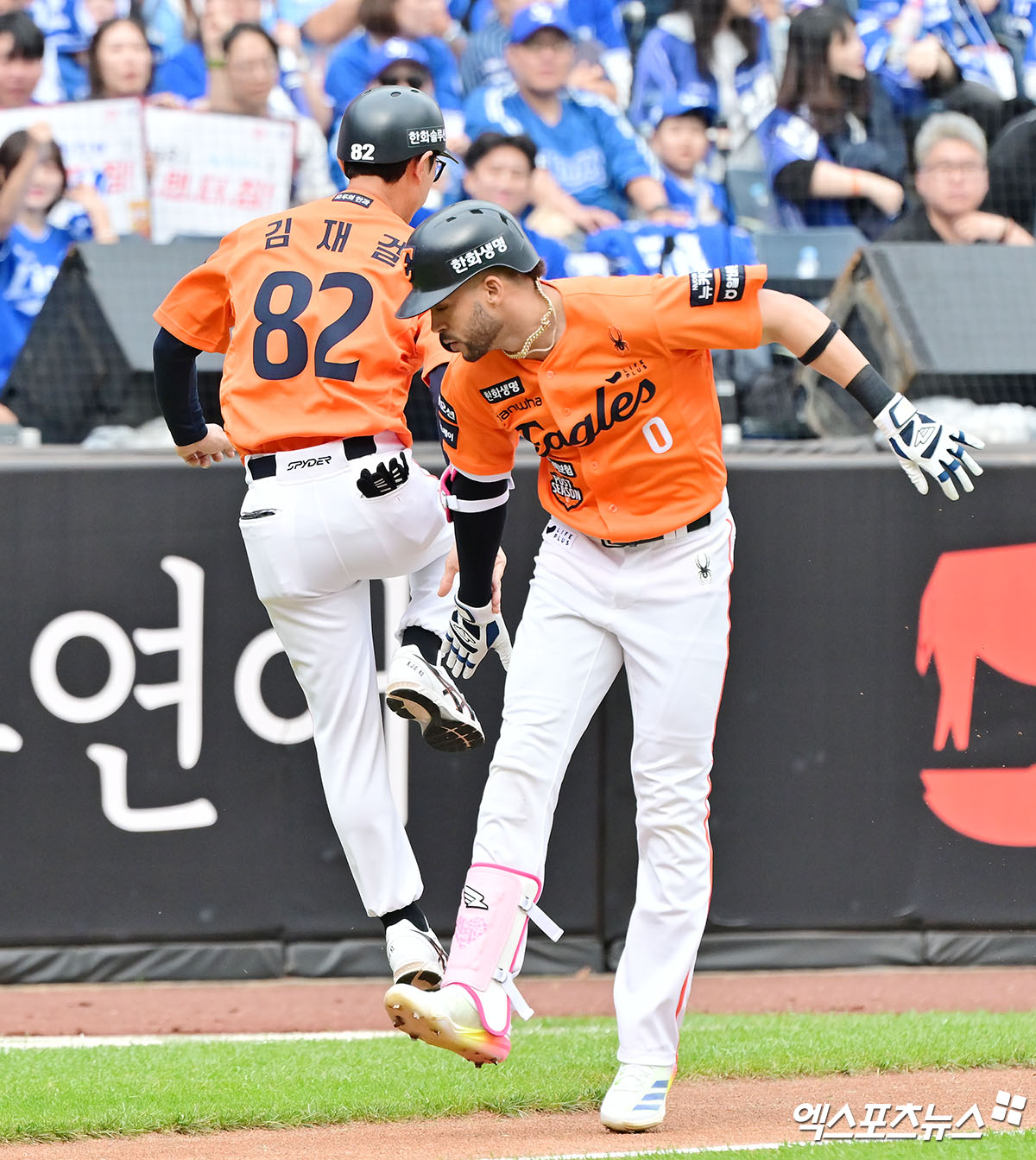 19일 오후 대전 한화생명 볼파크에서 열린 '2025 신한 SOL Bank KBO 포스트시즌' 삼성 라이온즈와 한화 이글스의 플레이오프 2차전 경기, 1회말 1사 한화 리베라토가 솔로 홈런을 날린 후 기뻐하고 있다. 엑스포츠뉴스 DB
