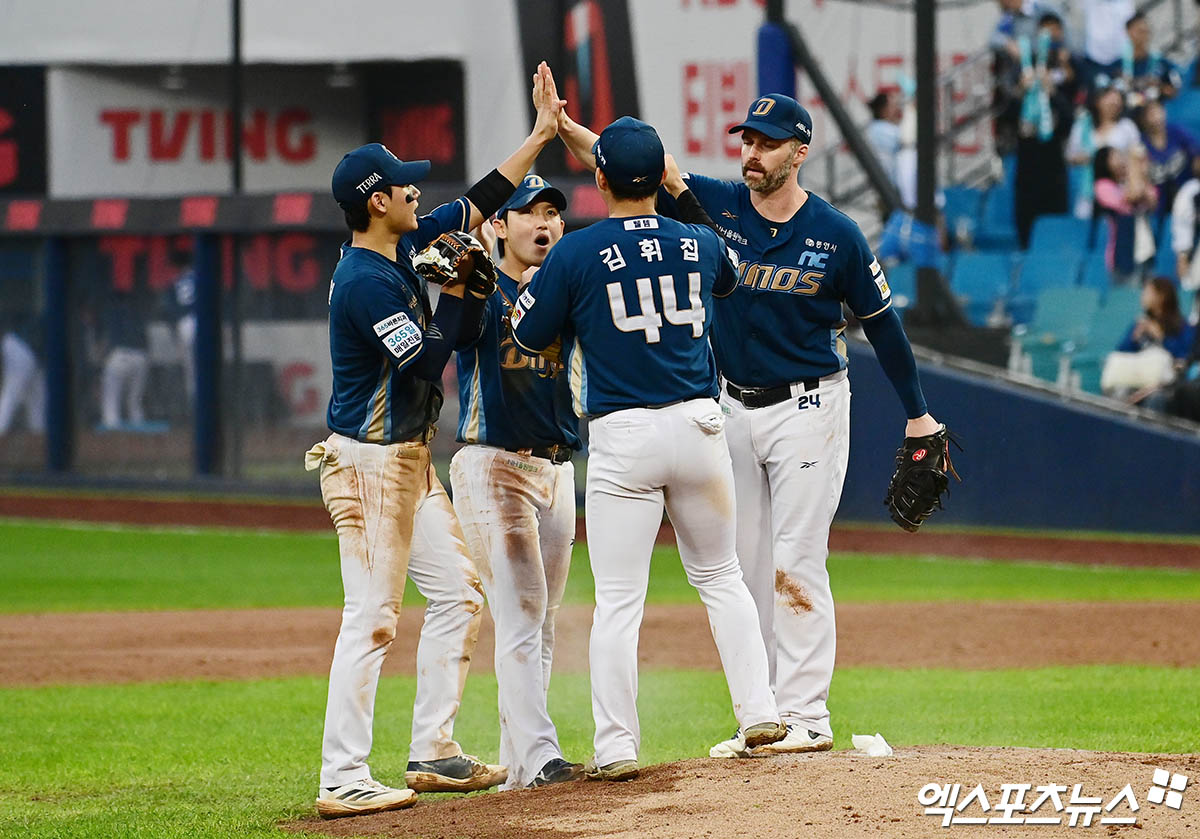 6일 오후 대구삼성라이온즈파크에서 열린 '2025 신한 SOL Bank KBO 포스트시즌' NC 다이노스와 삼성 라이온즈의 와일드카드 1차전 경기, NC가 선발투수 구창모의 7이닝 1실점 호투에 힘입어 4:1의 스코어로 승리했다.  경기 종료 후 NC 선수들이 승리의 기쁨을 나누고 있다. 엑스포츠뉴스 DB