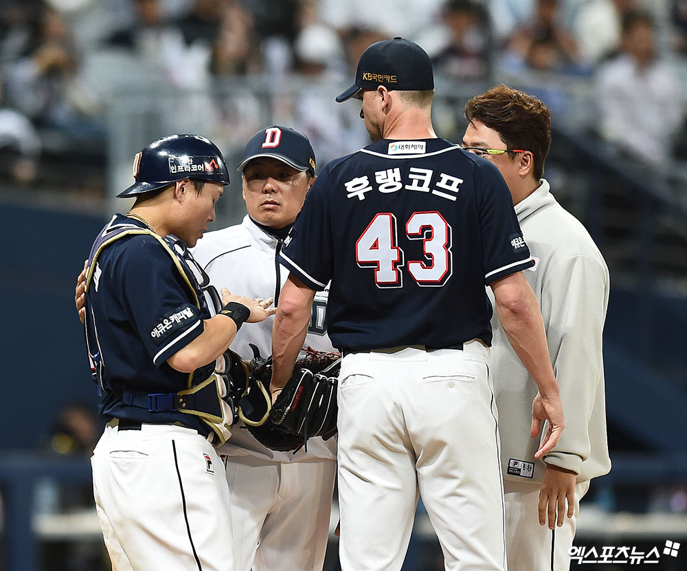 25일 오후 서울 구로구 고척스카이돔에서 열린 '2019 신한은행 MY CAR KBO 포스트시즌' 두산 베어스와 키움 히어로즈와 한국시리즈 3차전 경기, 4회말 2사 1,2루 두산 김원형 투수코치가 마운드에 올라 박세혁-후랭코프 배터리와 이야기를 나누고 있다. 엑스포츠뉴스 DB