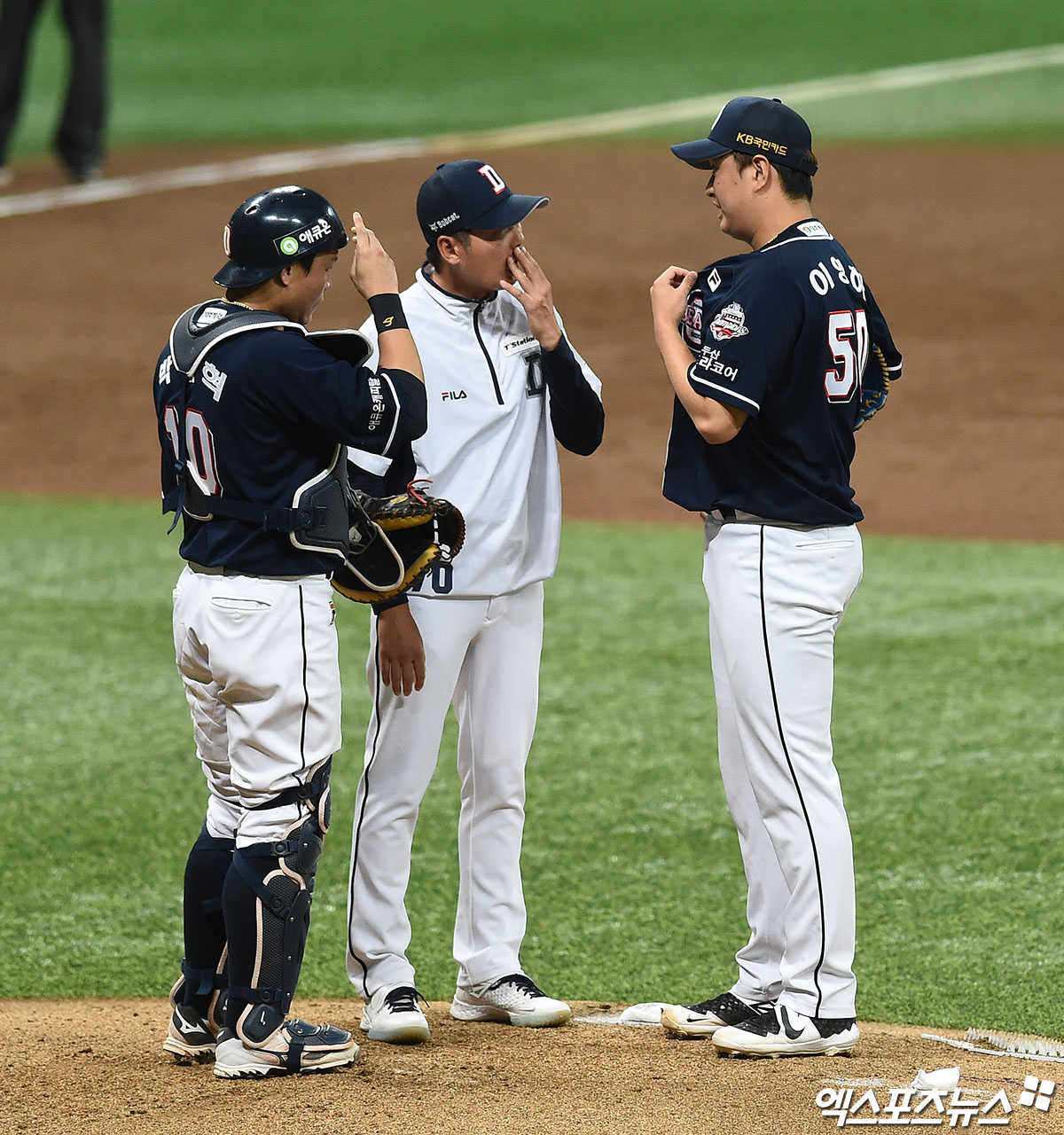 1일 오후 서울 구로구 고척스카이돔에서 열린 '2020 신한은행 SOL KBO리그' 두산 베어스와 키움 히어로즈의 경기, 2회말 2사 1,3루 두산 선발투수 이영하가 키움 박준태를 볼넷으로 출루시키며 만루 위기가 되자 두산 김원형 투수코치가 마운드를 방문하고 있다. 엑스포츠뉴스 DB