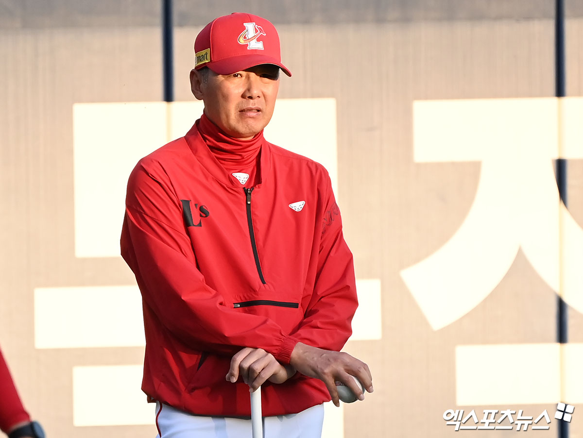 25일 오후 경상남도 창원NC파크에서 열리는 '2023 신한은행 SOL KBO 포스트시즌' SSG 랜더스와 NC 다이노스의 준플레이오프 3차전 경기, SSG 김원형 감독이 선수들의 훈련을 지켜보고 있다. 엑스포츠뉴스 DB