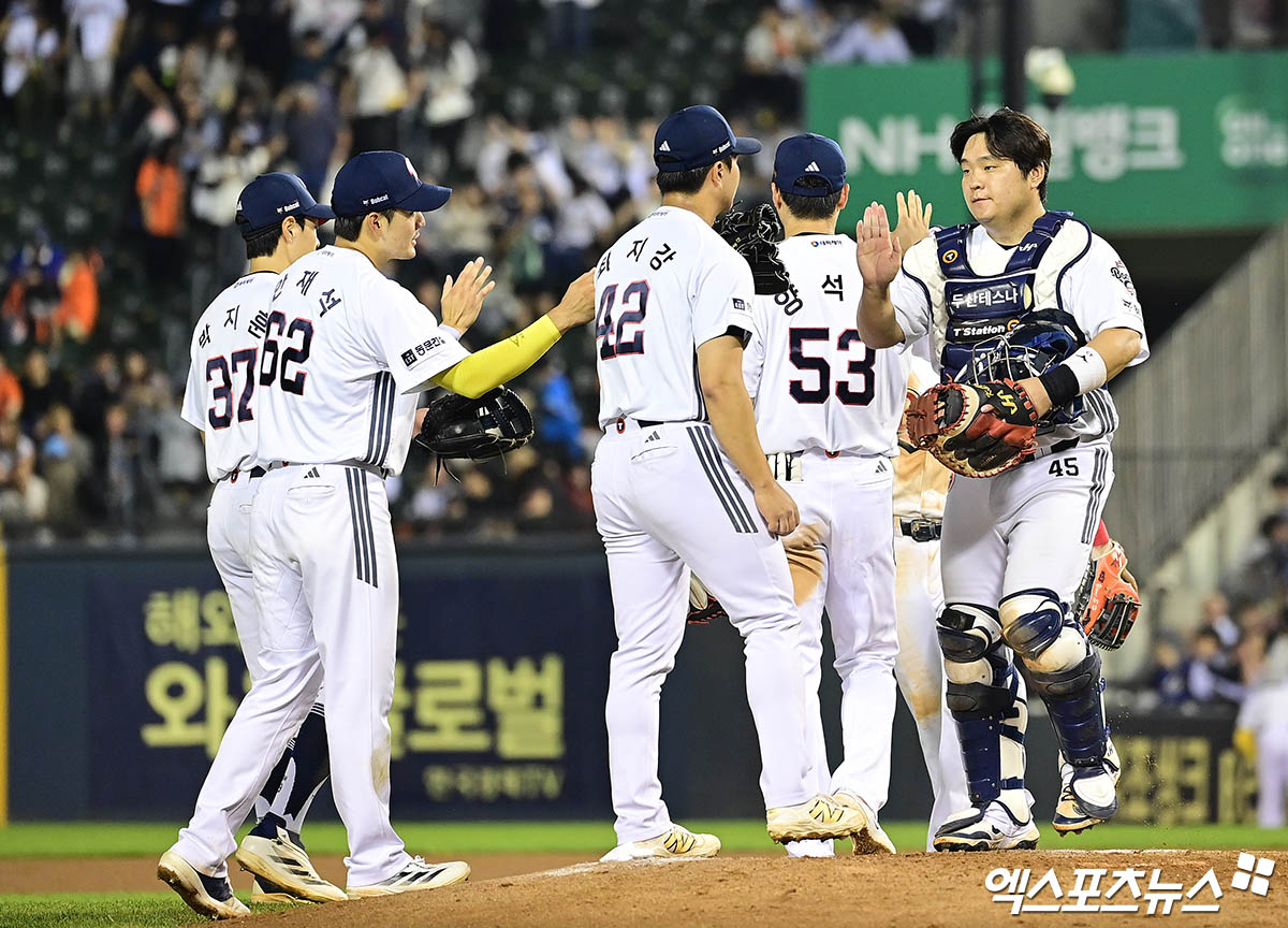 25일 오후 서울 송파구 잠실야구장에서 열린 '2025 신한 SOL Bank KBO리그' 한화 이글스와 두산 베어스의 경기, 두산이 선발투수 잭로그의 8이닝 무실점 완벽투와 케이브, 김재환, 양석환의 홈런에 힘입어 7:0의 스코어로 승리했다.   경기 종료 후 두산 선수들이 승리의 기쁨을 나누고 있다. 엑스포츠뉴스 DB