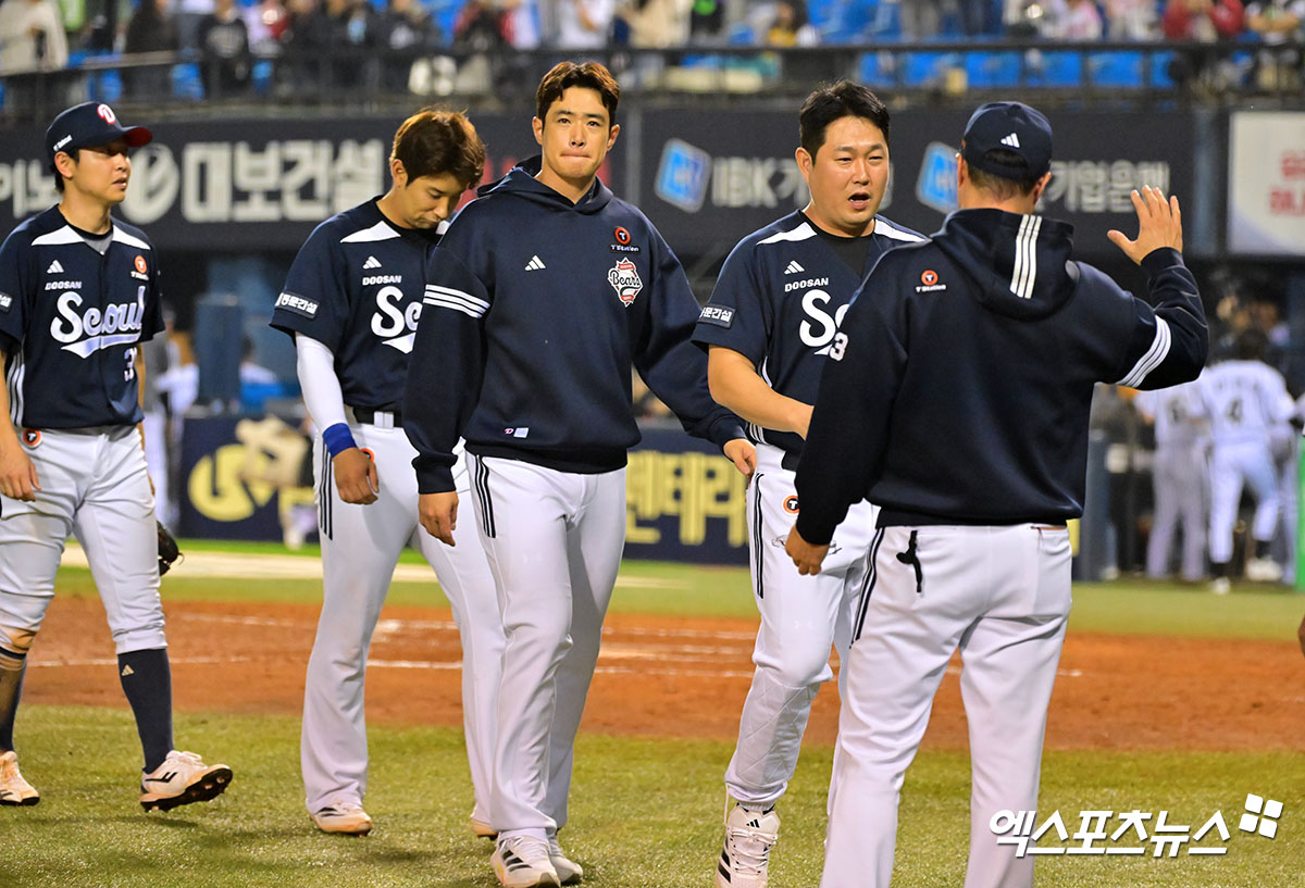 30일 오후 서울 송파구 잠실야구장에서 열린 '2025 신한 SOL Bank KBO리그' 두산 베어스와 LG 트윈스의 경기, 두산이 LG에 6:0으로 승리했다.  이날 경기에서 승리한 두산 선수단이 기뻐하고 있다. 엑스포츠뉴스 DB