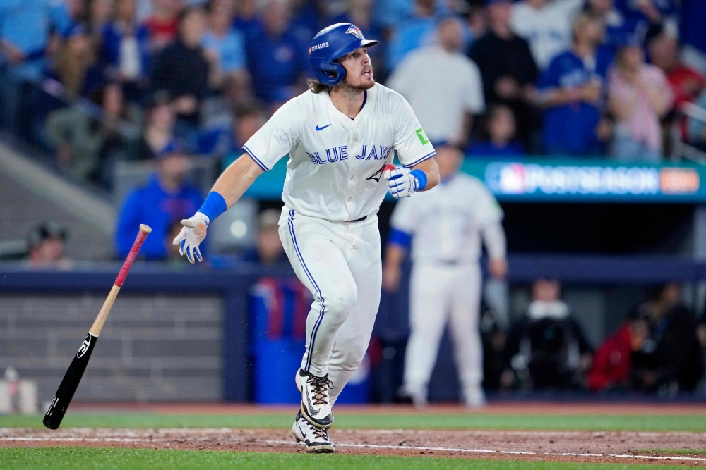 20일 캐나다 온타리오주 토론토의 로저스센터에서 열린 2025 미국 메이저리그(MLB) 포스트시즌 아메리칸리그 챔피언십시리즈(ALCS·7전 4선승제) 시애틀 매리너스와 토론토 블루제이스의 경기, 3회말 2사 3루 토론토 애디슨 바거(왼쪽)가 투런 홈런을 치고 있다. AFP 연합뉴스