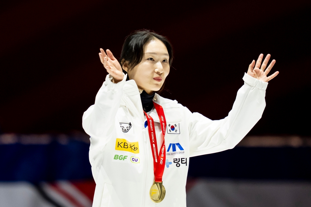 한국 여자 쇼트트랙 간판 최민정이 20일 캐나다 퀘벡주 몬트리올 모리스 리처드 아레나에서 열린 2025-2026 ISU 쇼트트랙 월드투어 2차 대회 여자 1500m 결승에서 2분17초399의 기록으로 금메달을 목에 걸었다. AP 연합뉴스