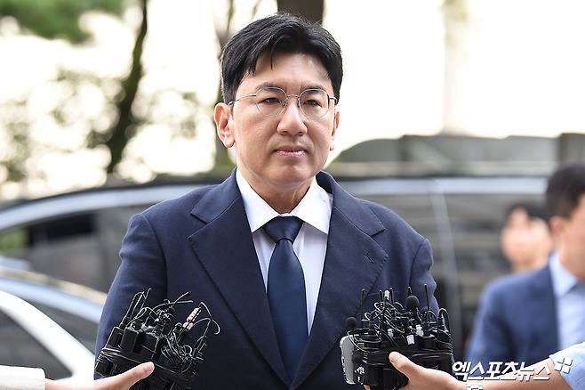 자본시장법상 부정거래행위 금지 위반 혐의를 받는 하이브(HYBE) 방시혁 의장이 9월 15일 서울경찰청 금융범죄수사대에 출석했다.